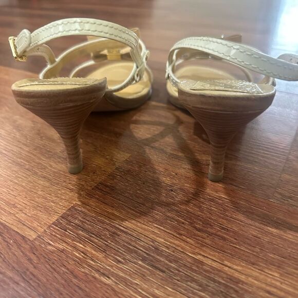 TORY BURCH Elegant Cream Sandals with Bow Accent - Picture 6 of 6